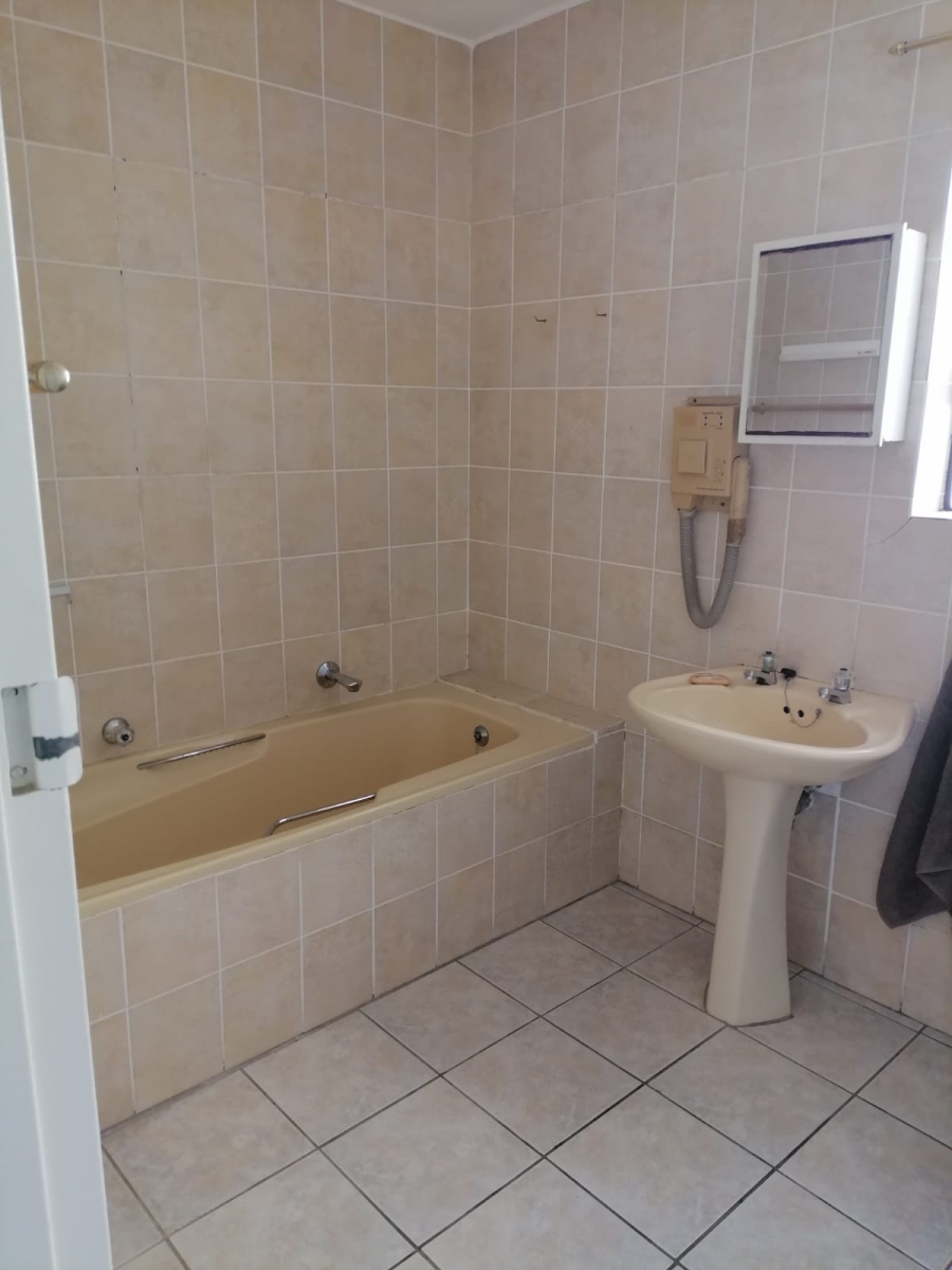 To Let 3 Bedroom Property for Rent in Strand Central Western Cape